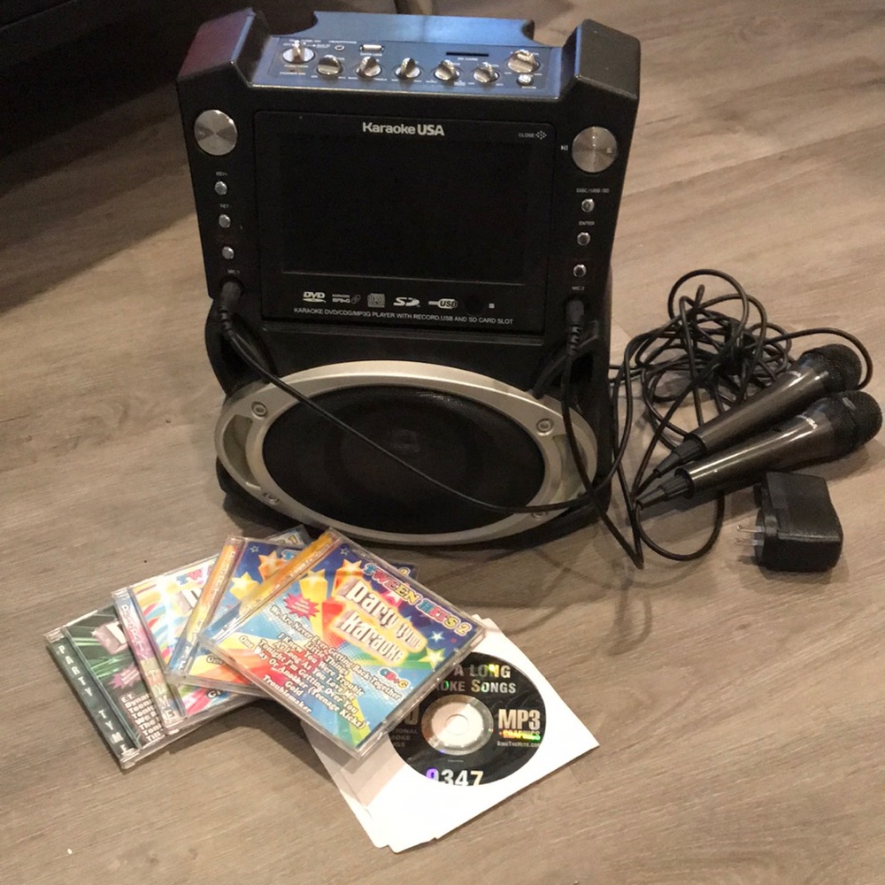 Karaoke Machine with 6 CDs and 2 mics